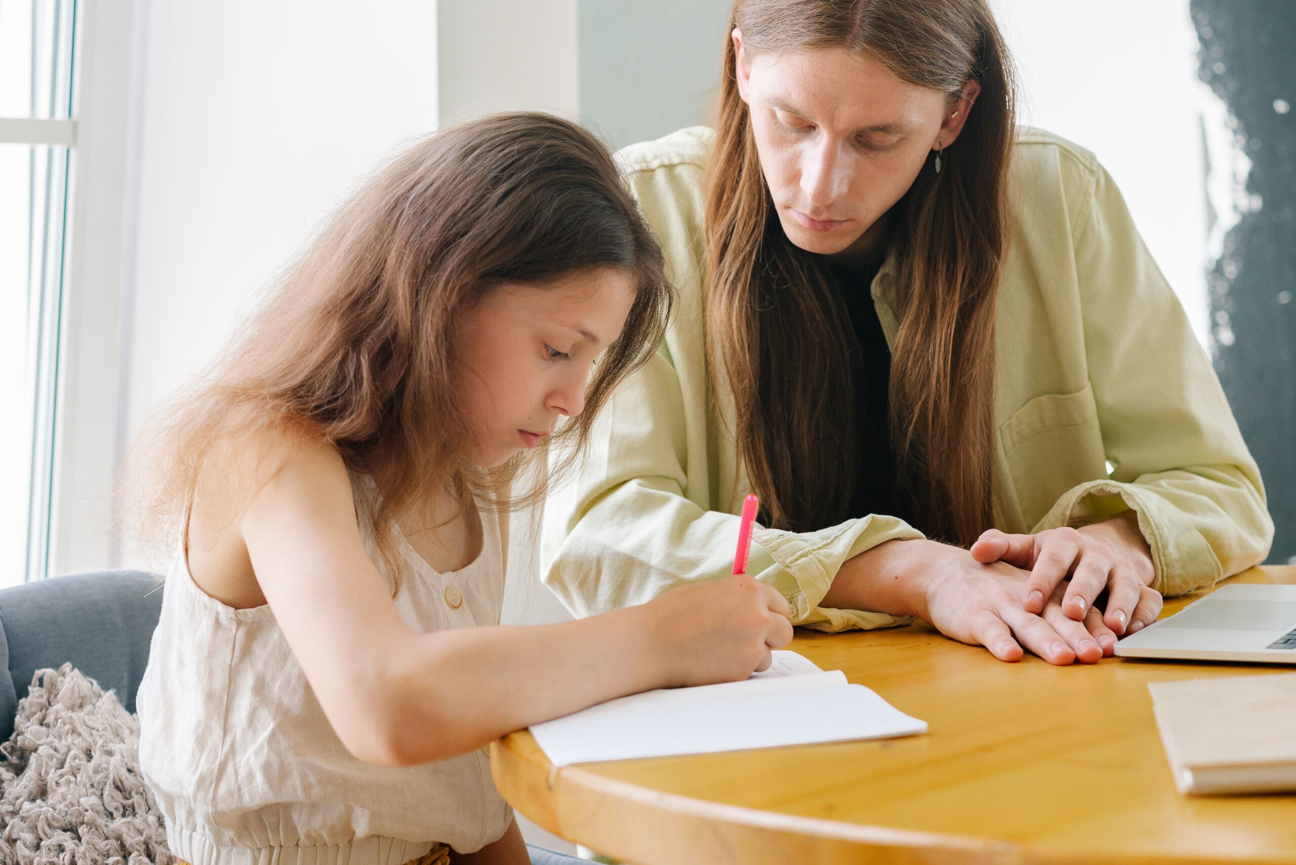 when should parents stop helping kids – parent watching child do homework independently